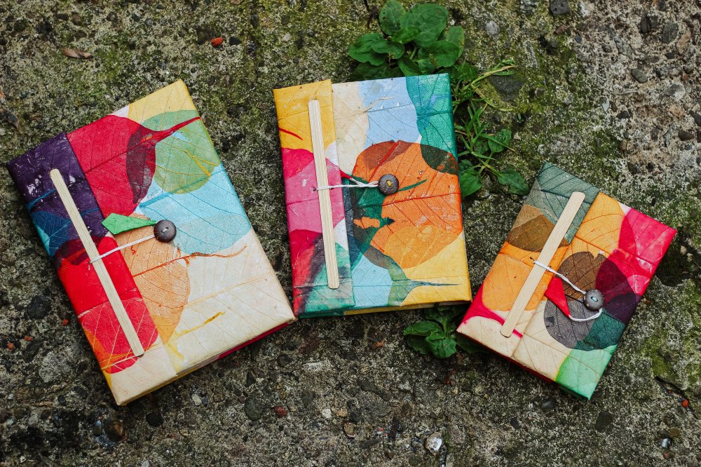 Notes z papieru czerpanego lokta okładką z suszonych kolorowych liści,