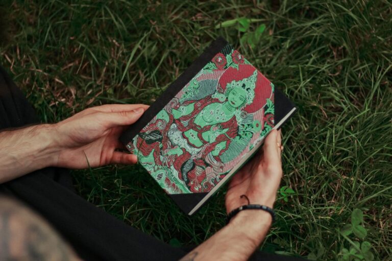 Notes z papieru czerpanego lokta z wyszywaną okładką przedstawiającą boginii Zieloną Tarę, handmade w Nepalu