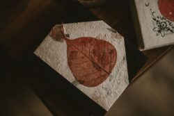 Notes z papieru czerpanego lokta z suszonymi kwiatami i liścmi na okładce, handmade w Nepalu