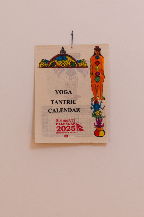 kolorowy-kalendarz-scienny-2025-made-in-nepal-joga-etno-kana-sapiens Kolorowy kalendarz ścienny na 2025, Yoga Tantric, handmade w Nepalu, Kana Sapiens