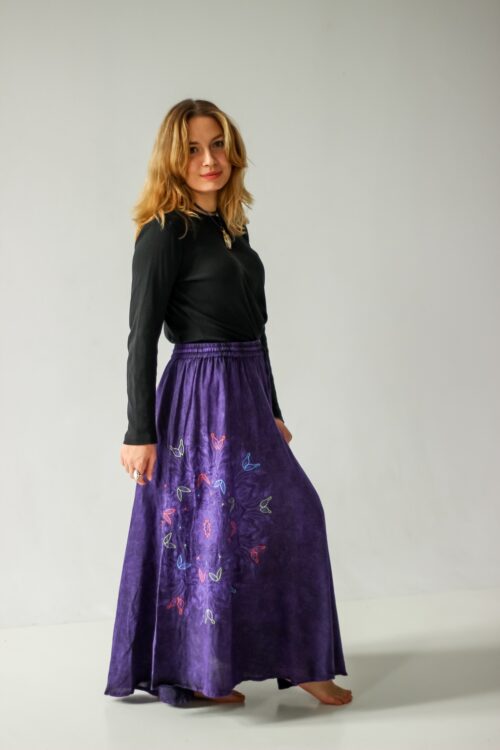 Spódnica z mandalą - fioletowa Długa fioletowa spódnica nepalska z kolorowymi ręcznymi haftami, Kana Sapiens