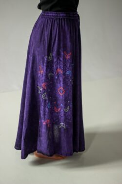 Długa fioletowa spódnica nepalska z kolorowymi ręcznymi haftami, Kana Sapiens