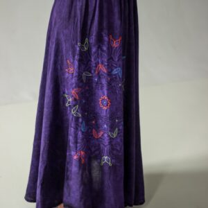 Długa fioletowa spódnica nepalska z kolorowymi ręcznymi haftami, Kana Sapiens