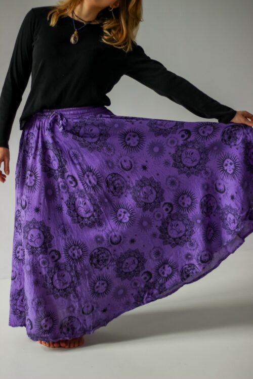 Spódnica astro - fioletowa Długa spódnica bawełniana, wzory słońce, księżyc i gwiazdy, handmade w Nepalu, Kana Sapiens