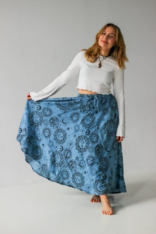 Spódnica astro - niebieska Długa spódnica bawełniana, wzory słońce, księżyc i gwiazdy, handmade w Nepalu, Kana Sapiens