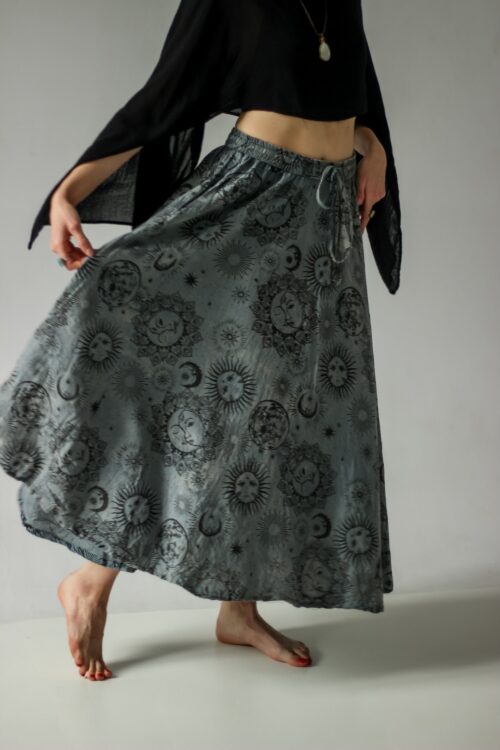 Spódnica astro - szara Długa spódnica bawełniana, wzory słońce, księżyc i gwiazdy, handmade w Nepalu, Kana Sapiens