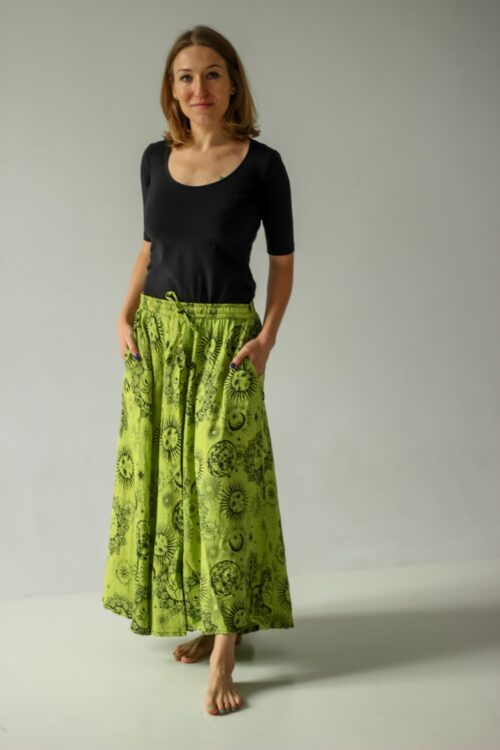 Spódnica astro - zielona Długa spódnica bawełniana, wzory słońce, księżyc i gwiazdy, handmade w Nepalu, Kana Sapiens