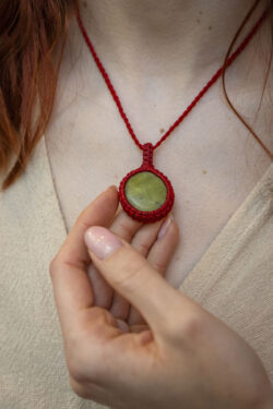 Naszyjnik z makramy z jadeitem