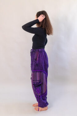 Kobieta w fioletowych spodniach baggy i czarnej bluzce
