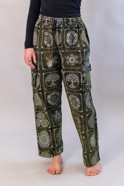 Zielone spodnie nepalskie Osoba w luźnych zielonych spodniach z nepalskimi symbolami