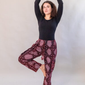 Kobieta w czerwonych spodniach z nepalskimi symbolami