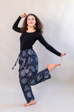 Kobieta w czarnych spodniach z nepalskimi symbolami