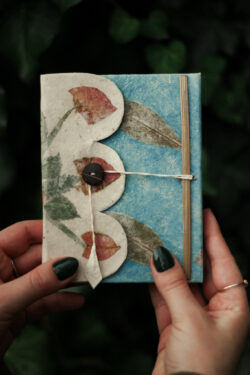 Notes z papieru czerpanego z suszonymi liśćmi