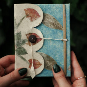 Notes z papieru czerpanego z suszonymi liśćmi