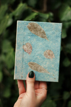 Notes z papieru czerpanego z suszonymi liśćmi