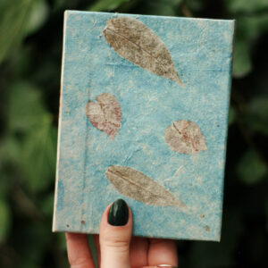 Notes z papieru czerpanego z suszonymi liśćmi