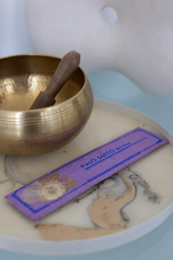 Kadzidełka Flora Palo Santo z Różą leżące na misie marmurowej obok misy dźwiękowej