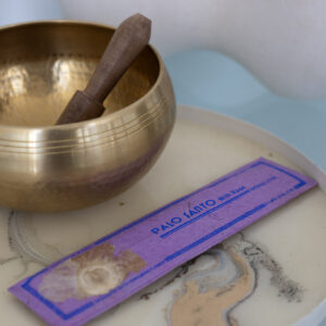 Kadzidełka Flora Palo Santo z Różą leżące na misie marmurowej obok misy dźwiękowej