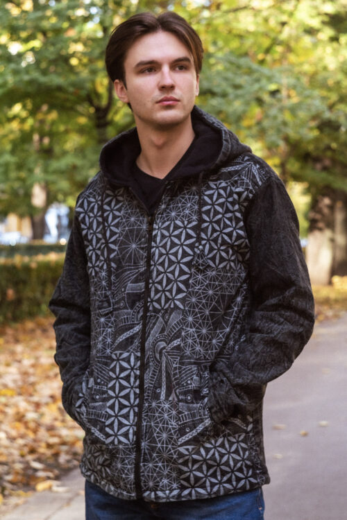 Psychodeliczna kurtka - szara Mężczyzna w szarej kurtce w psychodeliczne wzory z kapturem na tle zieleni