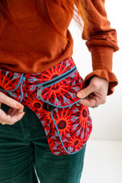 Osoba z czerwoną nerką w kwiaty i w pomarańczowej bluzce