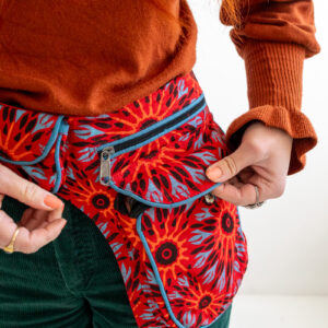 Osoba z czerwoną nerką w kwiaty i w pomarańczowej bluzce