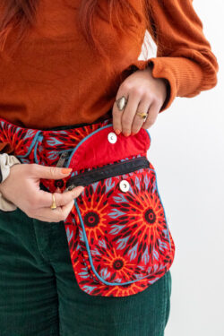 Osoba z czerwoną nerką w kwiaty i w pomarańczowej bluzce