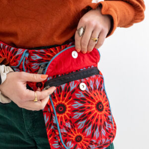 Osoba z czerwoną nerką w kwiaty i w pomarańczowej bluzce