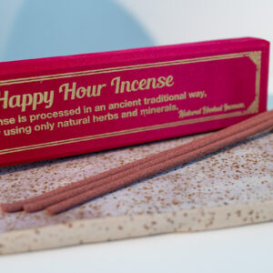 Nepalskie grube kadzidła Happy Hour w ozdobnym czerwonym pudełku, położone na tacy