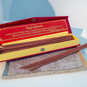 Nepalskie grube kadzidła Happy Hour w ozdobnym czerwonym pudełku, położone na tacy