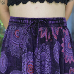 Zbliżenie na fioletową spódnicę maxi z mandalami