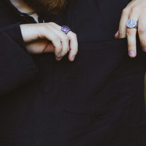 Czarna koszula z długim rękawem