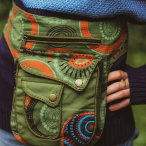 Kobieta w swetrze w paski z biodrówką w kolorze zielonym z nadrukiem w mandale