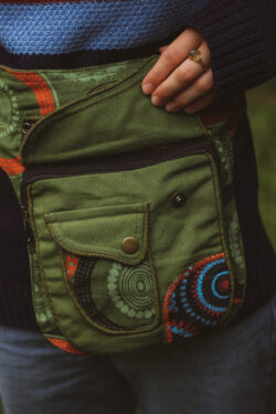 Kobieta w swetrze w paski z biodrówką w kolorze zielonym z nadrukiem w mandale