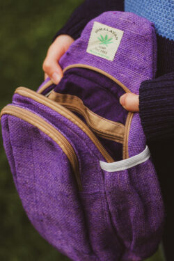 Osoba trzyma fioletowy plecak z konopi Himalayan Hemp