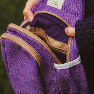 Osoba trzyma fioletowy plecak z konopi Himalayan Hemp