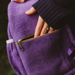 Osoba trzyma fioletowy plecak z konopi Himalayan Hemp