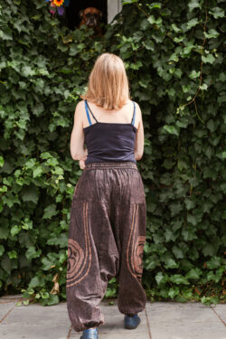 Szarawary z haftem OM - brązowe