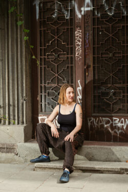 Szarawary z haftem OM - brązowe