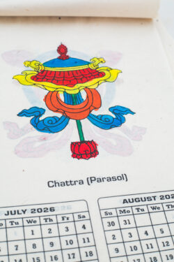 Naścienny kalendarz 2026 - 8 pomyślnych symboli