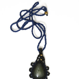 Boho wisiorek z makramy - jadeit