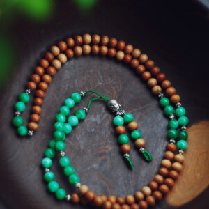 Buddyjska mala - zielony jadeit i sandałowiec