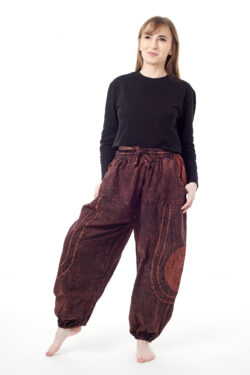 Baggy spodnie z haftem OM - rdzawe