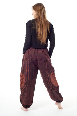 Baggy spodnie z haftem OM - rdzawe