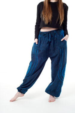 Baggy spodnie z haftem OM - niebieskie