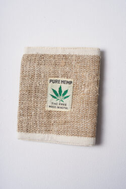 Beżowy portfel wykonany z konopi, widok z przodu, z widocznym logo z zieloną konopią, na białym tle