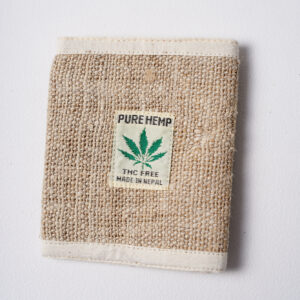 Beżowy portfel wykonany z konopi, widok z przodu, z widocznym logo z zieloną konopią, na białym tle