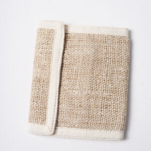 Zapięty beżowy portfel wykonany z konopi, widok tyłu, na białym tle