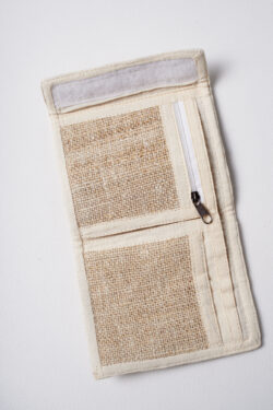 Beżowy portfel konopny otwarty, zapinany na biały rzep, z pięcioma kieszeniami, w tym jedną na zamek, na białym tle