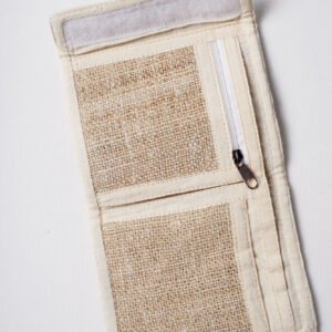 Beżowy portfel konopny otwarty, zapinany na biały rzep, z pięcioma kieszeniami, w tym jedną na zamek, na białym tle