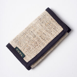 Beżowy portfel konopny z czarnymi elementami wykończenia, na białym tle